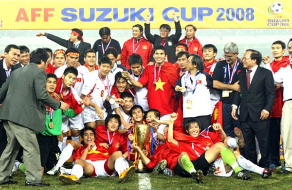 Điểm lại các lần vào bán kết AFF Cup của đội tuyển Việt Nam - 2
Đội tuyển Việt Nam vô địch AFF Cup 1998