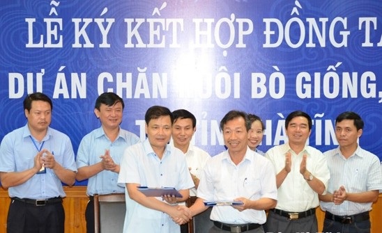 Dự án “bánh vẽ nghìn tỷ” tại Hà Tĩnh: Nốt trầm sự nghiệp ông Trần Bắc Hà - 2 Ông Kiều Đình Hoà trong buổi lễ ký kết hợp đồng tín dụng với Công ty CP Chăn nuôi Bình Hà năm 2015 (ảnh: Báo Hà Tĩnh)