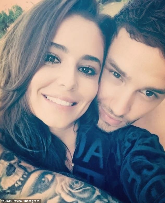 Cheryl diện trang phục xuyên thấu bốc lửa - 8
Cheryl và bạn trai kém 9 tuổi Liam Payne đã chia tay nhau nhưng đều có trách nhiệm với cậu con trai nhỏ và Liam Payne cũng thể hiện sự ủng hộ với bạn gái cũ khi nghe tin cô ra mắt ca khúc mới.