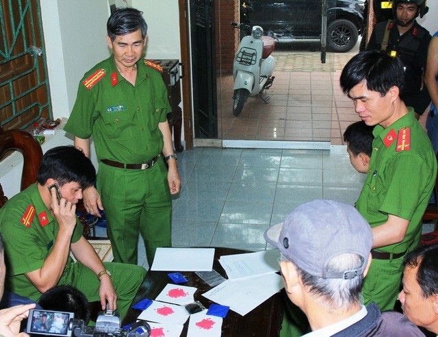 9 án tử hình cho đường dây ma túy “khủng” từ Sơn La về xuôi - 2 Cơ quan Công an khám xét, thu giữ tang vật vụ án vận chuyển trái phép chất ma túy từ Sơn La về Hà Nam (ảnh: Công an Hà Nam)