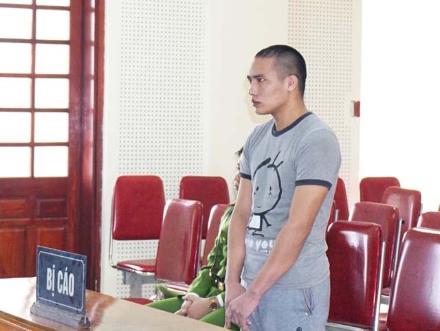 Kết cục cô độc của người đàn ông truy sát vợ con - 1 Bị cáo Lương Văn Hùng tại phiên tòa.