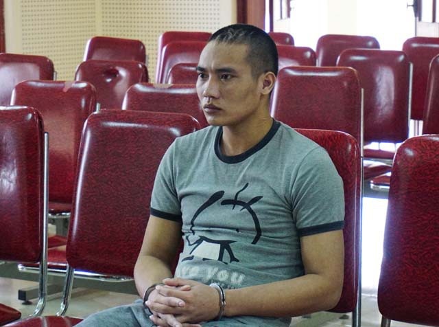 Kết cục cô độc của người đàn ông truy sát vợ con - 2 Sau khi Hùng gây án và bị bắt giam, vợ con cũng không xuống thăm. Vợ Hùng cũng từ chối tham gia phiên tòa xét xử chồng mình với tư cách là người bị hại, đại diện hợp pháp của người bị hại.