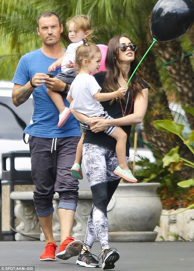 “Biểu tượng gợi cảm” Megan Fox vẫn đẹp như ngày nào! - 7
Brian bị vợ cũ chỉ trích vô trách nhiệm và bỏ rơi con trai riêng Kassius trong 5 năm qua.