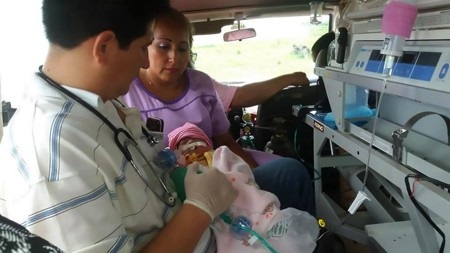 Thương bé sơ sinh có trái tim đập ngoài lồng ngực - 2
Bé Maria Gloria Almeida là một trường hợp vô cùng hiếm gặp