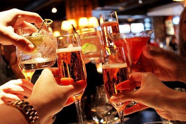 Bệnh vảy nến và những biến chứng nguy hiểm khôn lường - 2 Sử dụng rượu, bia kích hoạt vảy nến bùng phát