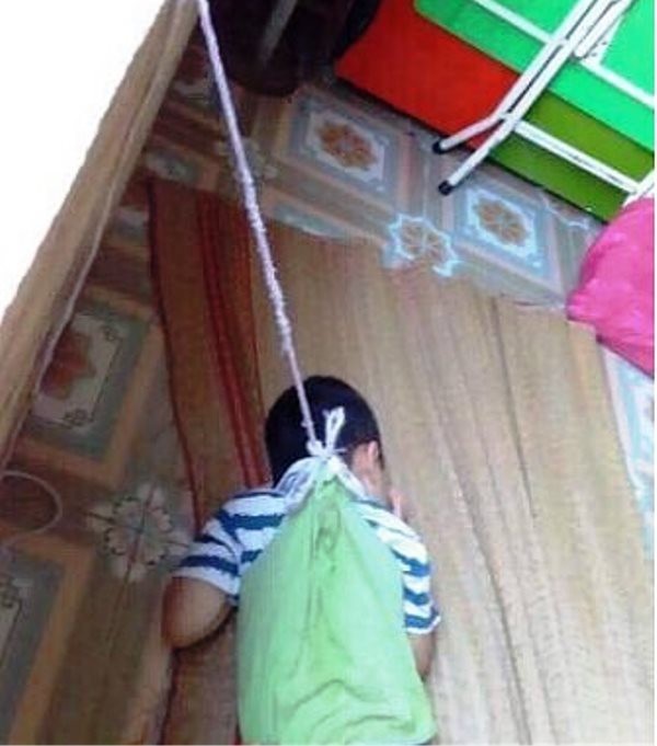 Bạo lực trường học: Ủy ban Quốc gia về trẻ em đề nghị xử lý nghiêm - 1
Bé P. bị buộc dây vào cổ treo lên cửa sổ khiến nhiều người bức xúc.