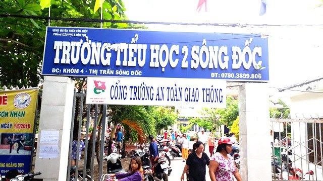 Yêu cầu trả lại tiền, kiểm điểm trách nhiệm Hiệu trưởng - 1 Trường Tiểu học 2 Sông Đốc (huyện Trần Văn Thời, tỉnh Cà Mau), nơi xảy ra vụ việc. (Ảnh: CTV)