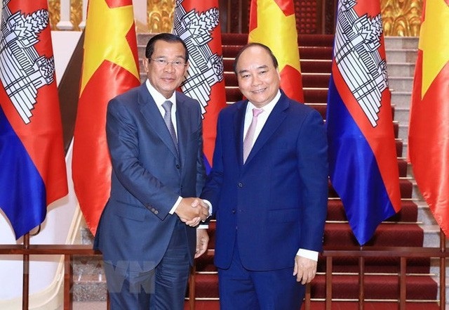 Thủ tướng Campuchia Hun Sen sắp thăm chính thức Việt Nam - 1 Thủ tướng Nguyễn Xuân Phúc và Thủ tướng Campuchia Hun Sen (ảnh: TTXVN)