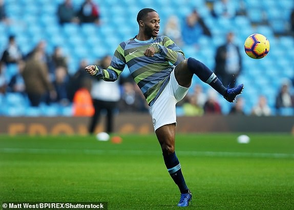 
Sterling khởi động trước trận đấu, tiền đạo người Anh giờ đã là trụ cột của Man City
