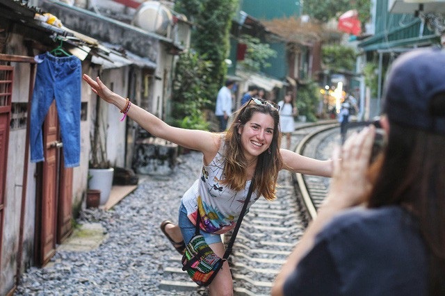 5 điểm check-in “sống ảo” cứ đứng vào là có ảnh đẹp ở Hà Nội - 2 Với chiều dài khoảng 500 mét, đây là nơi sinh sống của khoảng 200 hộ dân. Ảnh: Thanh Thúy