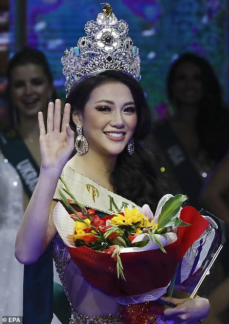 Những hình ảnh đẹp của Phương Khánh trong đêm chung kết hoa hậu Trái đất - 9
Phương Khánh còn nhận thêm 3 giải phụ từ các nhà tài trợ, sau đó cô chia sẻ cảm xúc hạnh phúc và xúc động khi nhận các giải này