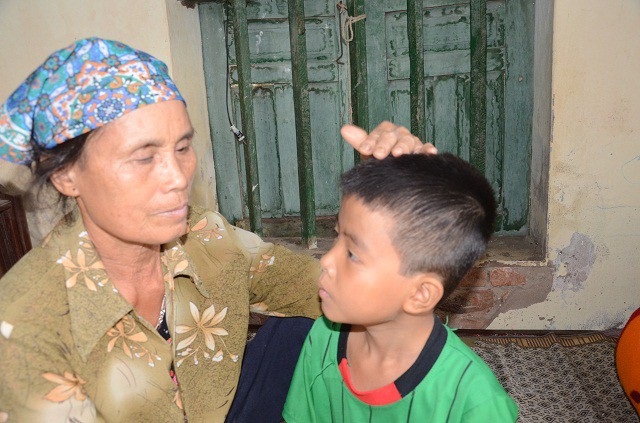 Bố bỏ rơi, mẹ đột ngột qua đời, bé 7 tuổi lay lắt sống cùng ông bà ngoại già yếu - 6 Bố bỏ rơi, mẹ đột ngột qua đời, bé 7 tuổi lay lắt sống cùng ông bà ngoại già yếu - 6
