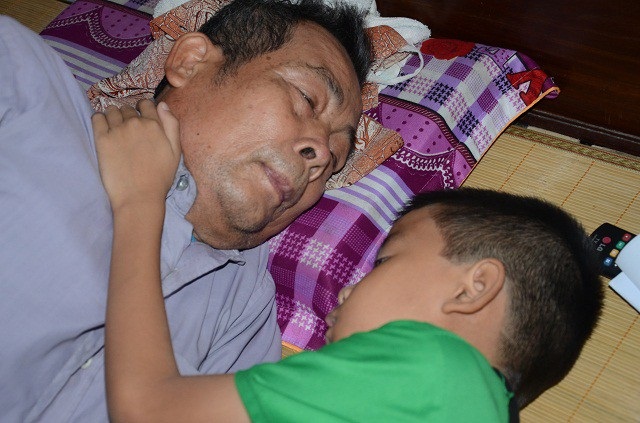 Bố bỏ rơi, mẹ đột ngột qua đời, bé 7 tuổi lay lắt sống cùng ông bà ngoại già yếu - 7 Bà Gái lo lắng, khi ông bà “ra đi” ai sẽ lo cho đứa cháu tội nghiệp.