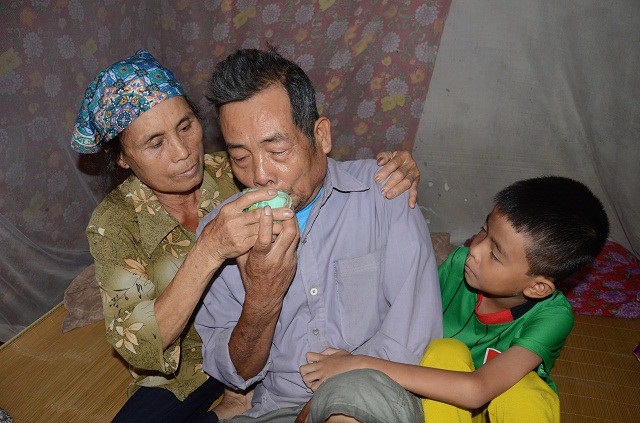 Bố bỏ rơi, mẹ đột ngột qua đời, bé 7 tuổi lay lắt sống cùng ông bà ngoại già yếu - 8 Bố bỏ rơi, mẹ đột ngột qua đời, bé 7 tuổi lay lắt sống cùng ông bà ngoại già yếu - 8