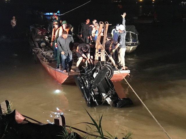 Công trình không phép “băm nát” Đền Hùng và xe Mercedes rơi xuống sông Hồng - 2 Chiều tối ngày 3/11, chiếc ô tô Mercedes-GLC, 5 chỗ, màu đen đi vào làn đường dành cho xe máy bất ngờlao gãy lan can cầu Chương Dương, rơi xuống sông Hồng. Đến nửa đêm, lực lượng cứu hộ lai dắt được ô tô nằm dưới đáy sông Hồng vào bờ, trong xe có 2 thi thể. (Ảnh: Trần Thanh)