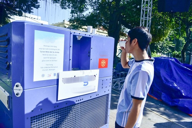Công trình không phép “băm nát” Đền Hùng và xe Mercedes rơi xuống sông Hồng - 7 Mới đây, một công ty của Israel đã tặng UBND TP Hà Nội hai chiếc máy lọc nước uống từ không khí. Một trong hai chiếc được lắp đặt bên hồ Gươm để phục vụ miễn phí nhu cầu của người dân. (Ảnh: Toàn Vũ)