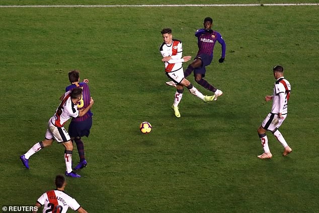 Luis Suarez rực sáng, Barcelona giành 3 điểm đầy nghẹt thở - 8
Dembele chuộc lỗi với bàn thắng gỡ hòa 2-2 cho Barcelona ở phút 87