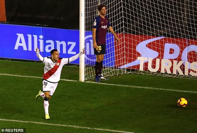 Luis Suarez rực sáng, Barcelona giành 3 điểm đầy nghẹt thở - 6
Alvaro Garcia nâng tỷ số lên 2-1 cho Vallecano ở phút 57