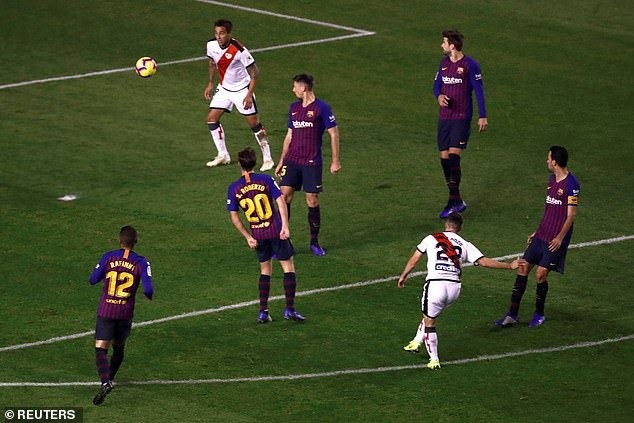 Luis Suarez rực sáng, Barcelona giành 3 điểm đầy nghẹt thở - 5
Pozo gỡ hòa 1-1 cho Vallecano sau cú sút xa đẹp mắt