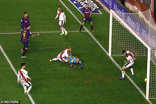 Luis Suarez rực sáng, Barcelona giành 3 điểm đầy nghẹt thở - 9
Luis Suarez ấn định chiến thắng 3-2 cho Barcelona ở phút 90