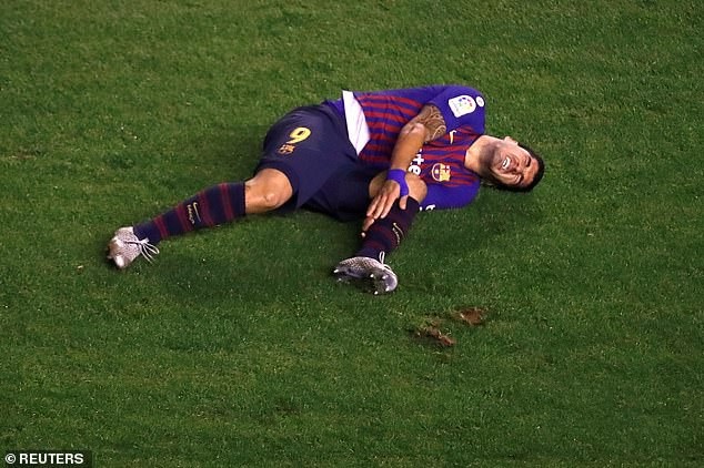 Luis Suarez rực sáng, Barcelona giành 3 điểm đầy nghẹt thở - 7
Luis Suarez đau đớn nằm trên sân sau khi bị cầu thủ Vallecano phạm lỗi