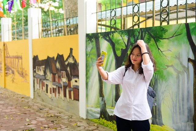 5 điểm check-in “sống ảo” cứ đứng vào là có ảnh đẹp ở Hà Nội - 6 Bức tường còn được mệnh danh là “bức tường sống ảo”, thu hút đông du khách đến tham quan, chụp ảnh. Ảnh: Toàn Vũ