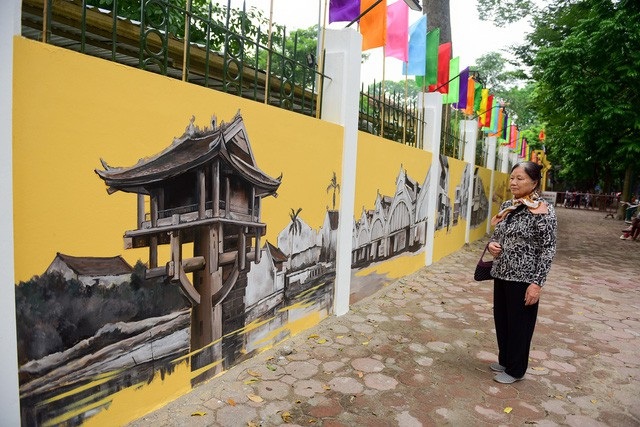5 điểm check-in “sống ảo” cứ đứng vào là có ảnh đẹp ở Hà Nội - 4 Bức tranh bích họa gồm 28 tác phẩm, trong đó ngoài 3 bức tranh về trường THPT Phan Đình Phùng, 25 bức còn lại về chủ đề Thăng Long Hà Nội xưa. Ảnh: Toàn Vũ