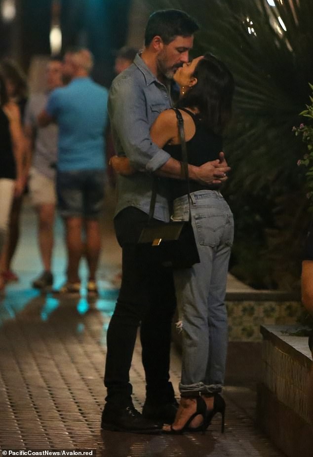 Jenna Dewan có bạn trai mới - 1
Jenna Dewan âu yếm bạn trai mới Steve Kazeekhi đi ăn tối tại Palm Springs, California, Mỹ ngày 3/11 vừa qua