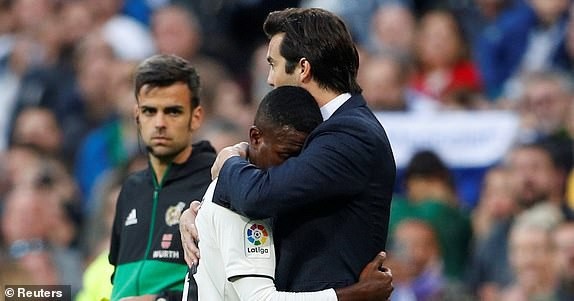 Real Madrid 2-0 Valladolid: Chiến thắng may mắn - 6
HLV Solari hạnh phúc với bàn thắng của Vinicius Junior