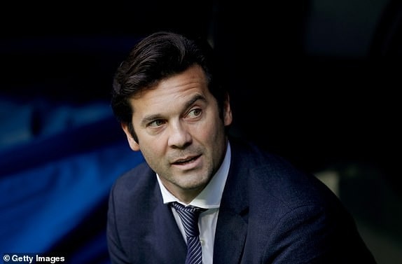 Real Madrid 2-0 Valladolid: Chiến thắng may mắn - 5
HLV Solari không giấu nổi sự lo lắng trong cả trận đấu