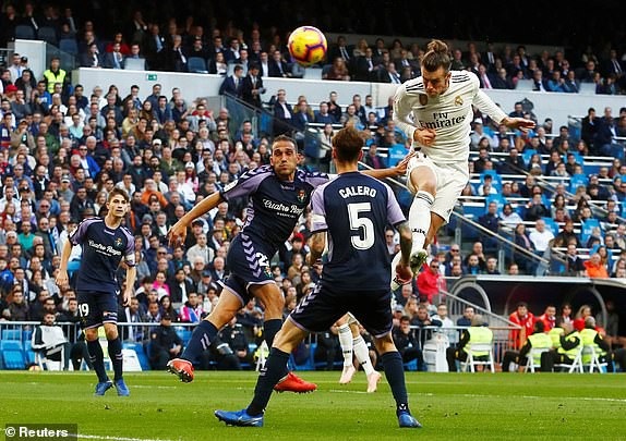 Real Madrid 2-0 Valladolid: Chiến thắng may mắn - 3
Tình huống Bale đánh đầu nhưng không thắng được thủ môn Masip