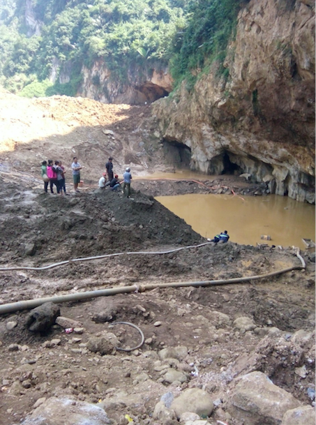 Sập lò khai thác vàng, 2 người mắc kẹt bên trong - 1
Lò vàng bị sập cách thị trấn trung tâm xã Thanh Hà gần 10km