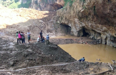 Sập lò khai thác vàng, 2 người mắc kẹt bên trong - 4
HIện trường lò vàng bị sập