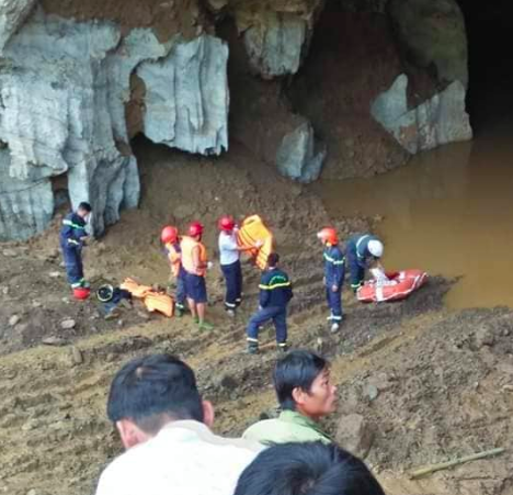 Sập lò khai thác vàng, 2 người mắc kẹt bên trong - 2
Lực lượng chức năng đang triển khai ứng cứu