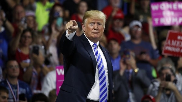 Bầu cử giữa nhiệm kỳ và kịch bản Nhà Trắng biến Trump thành người hùng - 1
Ông Trump trong một cuộc vận động ở Charleston cuối tháng 8/2018. Ảnh: AP
