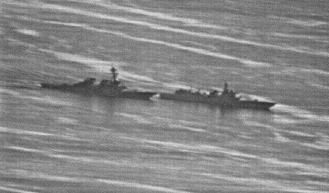 Hàng loạt vụ chạm trán không an toàn giữa tàu chiến Mỹ - Trung - 1
Tàu USS Decatur của Mỹ (trái) và tàu Lanzhou của Trung Quốc chạm trán nhau trên Biển Đông hồi tháng 9. (Ảnh: Hải quân Mỹ)