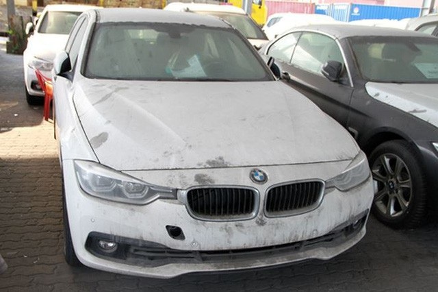 Mở cửa nhập xe giá rẻ, người Việt vẫn cam chịu mua ô tô giá đắt - 5 BMW nhập lậu của Euro Auto phơi nắng, cáu bẩn tại cảng của Việt Nam