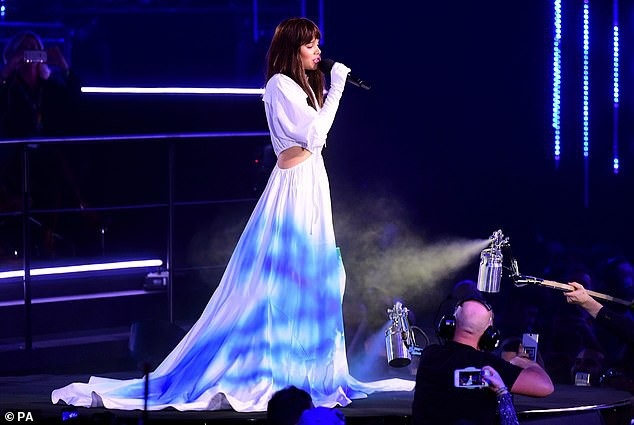 Hailee Steinfeld thay 8 bộ đồ trong 1 buổi tối - 12