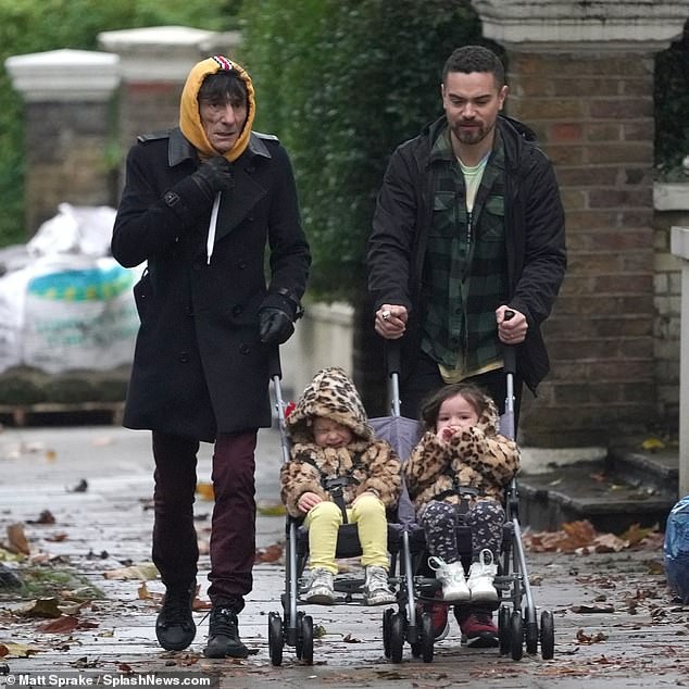 
Rocker của nhóm Rolling Stones mới tái hôn hồi năm 2012 và ông có 2 con gái với vợ trẻ Sally Humphreys
