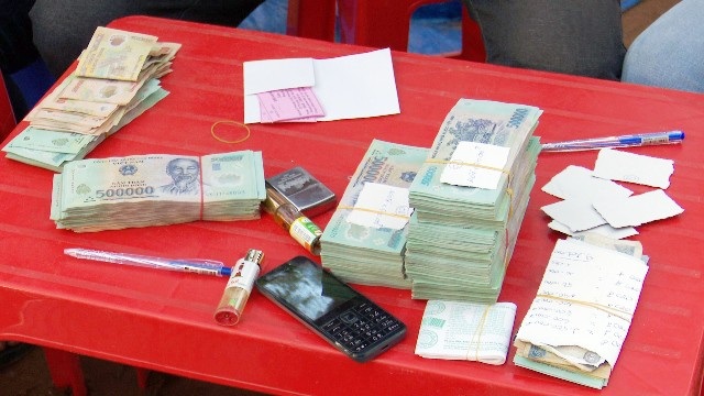 Triệt phá trường gà quy mô lớn vùng ven biển - 2 Hàng trăm triệu đồng thu giữ tại hiện trường.