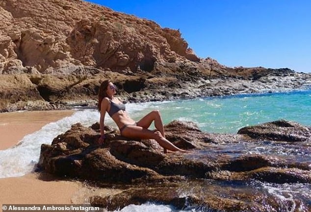 
Người đẹp khoe eo thon trên bãi biển
