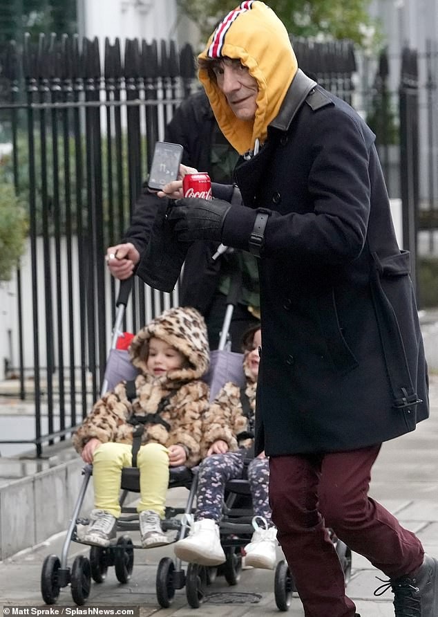 
Hơn vợ 31 tuổi nhưng ca sỹ đình đám vẫn rất phong độ, ông thường đưa vợ con đi cùng trong các chuyến lưu diễn
