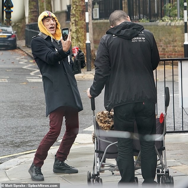 
Ronnie Wood tranh thủ chụp hình 2 công chúa nhỏ trên phố
