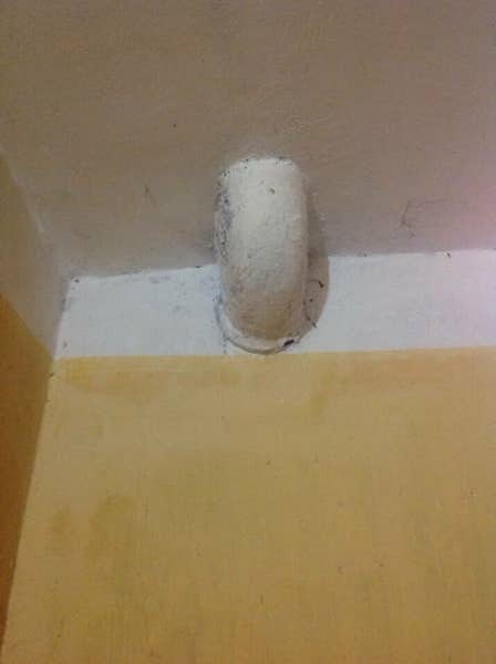 Nghi vấn cấp sổ đỏ cho “đất vàng” trên cả bể phốt nhà dân tại 146 Quán Thánh - 2
Đường ống bể phốt là căn cứ chỉ dẫn để xác minh sự việc.