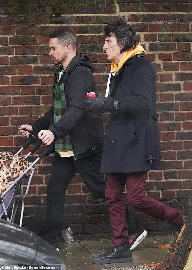 
Ronnie Wood đã có 6 đứa con và 6 đứa cháu. Ông từng kết hôn 3 lần
