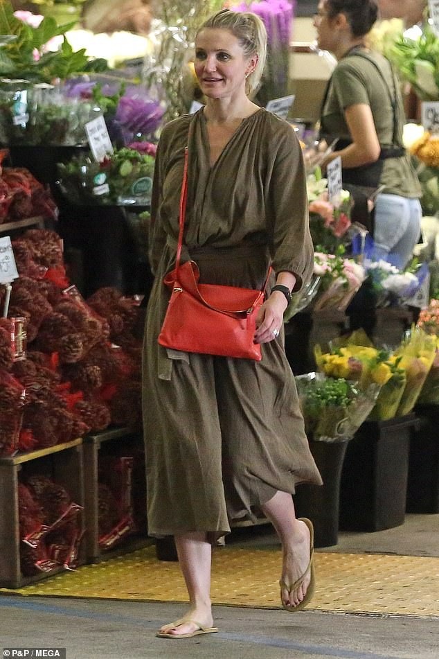 
Cô xuất hiện tại một chợ hoa ngày 4/11.
