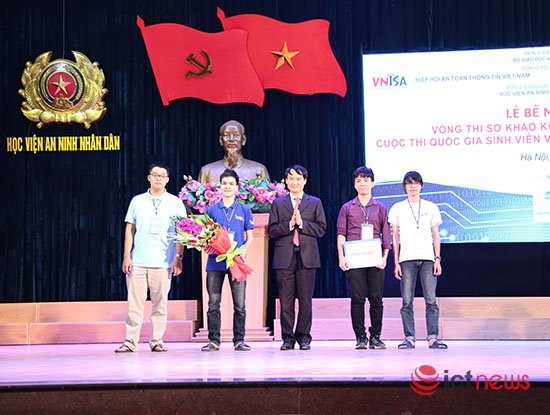 Sinh viên ĐH Công nghệ đoạt giải Nhất sơ khảo cuộc thi An toàn thông tin 2018 khu vực miền Bắc - 1 Ông Vũ Quốc Thành, Phó Chủ tịch kiêm Tổng thư ký VNISA trao giải Nhất vòng Sơ khảo khu vực miền Bắc cuộc thi Sinh viên với An toàn thông tin 2018 cho đội Just ∫du It! của Đại học Công nghệ - Đại học Quốc gia Hà Nội.