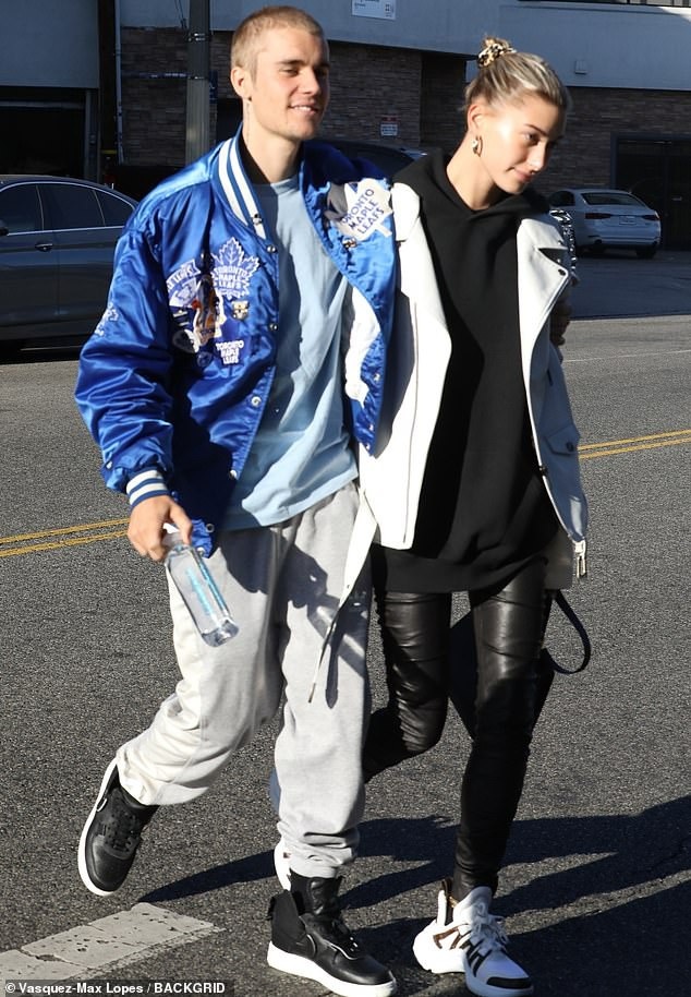 Justin Bieber xuống tóc, trở lại hình ảnh "hotboy" - 10
Tháng trước, một nguồn tin nói với tờ People rằng, Justin suy sụp khi hay tin người yêu cũ phải nhập viện điều trị tâm lý. Người này cho hay, Justin vẫn luôn dành tình cảm và sự quan tâm đặc biệt cho Selena.