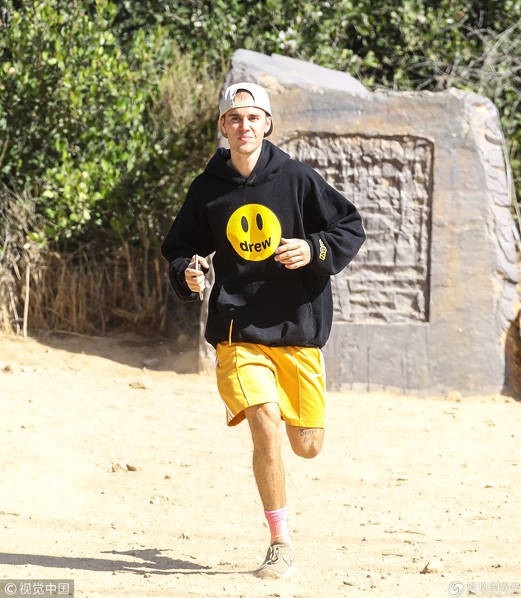 Justin Bieber xuống tóc, trở lại hình ảnh "hotboy" - 6
Ngôi sao 24 tuổi còn thu hút sự quan tâm đặc biệt của truyền thông sau khi cô bạn gái cũ, Selena Gomez, phải nhập viện điều trị tâm lý. Có thông tin cho rằng, sức khỏe và tinh thần của Selena xuống dốc khi cô hay tin Justin và Hailey tổ chức hôn lễ bí mật vào tháng 9 vừa rồi.