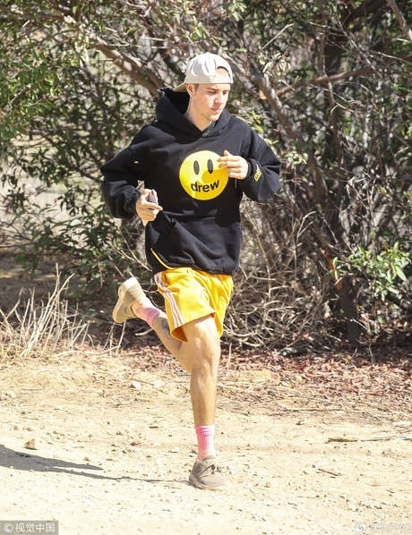 Justin Bieber xuống tóc, trở lại hình ảnh "hotboy" - 5
Ngôi sao 24 tuổi trở thành tâm điểm của truyền thông thời gian gần đây khi anh quyết định kết hôn với Hailey Baldwin vào tháng 7 vừa rồi.